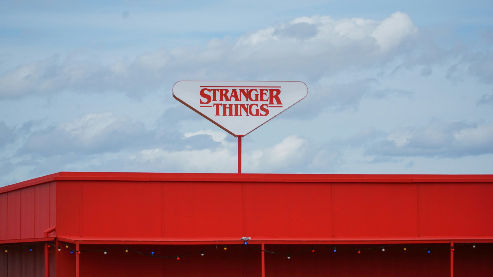 Cover image for Should streaming services produce TV shows in a linear format?
